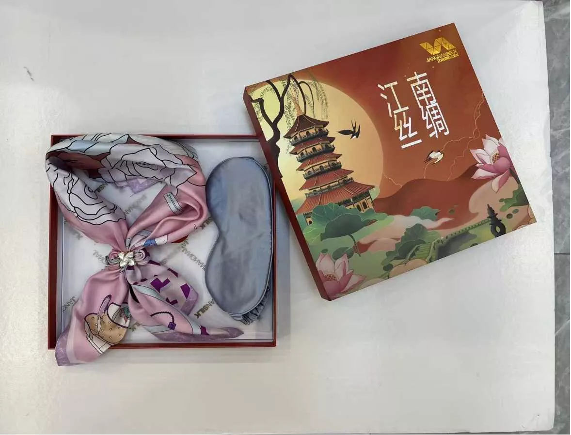 随身配饰与礼赠场景